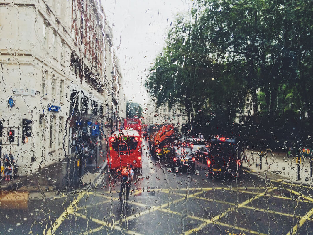 連日的超強梅雨造成土石鬆動,夾帶泥沙的水大量進入水庫等集水區,民眾飲水應利用水塔過濾器與淨水器