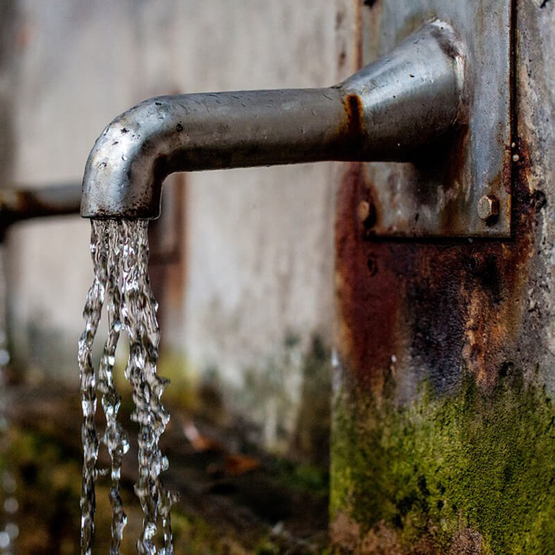 臺灣許多自來水管線使用年限長，若是家中沒有淨水器容易將水管內的鏽蝕飲下肚，危害健康。