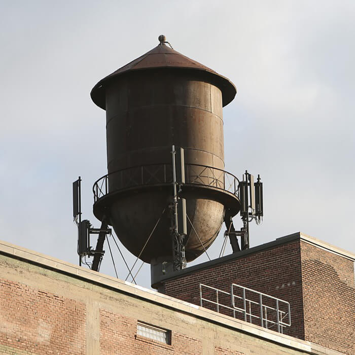 許多大樓的水塔都沒人在顧，常常會讓蚊蟲等細菌在內孳生，平時就要有著水塔過濾器的把關加上定期的清潔水塔，才能避免使用到髒水。